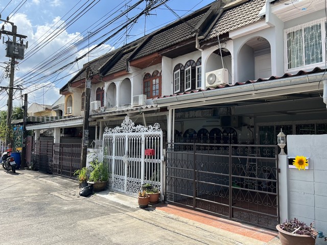 ให้เช่า ทาวน์เฮ้าส์2ชั้น  #บ้านเช่าพัฒนาการ18ตรว. 2ห้องนอน2ห้องน้ำ ต่อเติมครัวหลังบ้าน มีฮู๊ดดูดควัน  1ห้องโถง1ห้องครัวกว้าง มีแอร์2ตัว พร้อมเฟอร์นิเจอร์บางส่วน จอดรถได้1คัน   ซอยพัฒนาการ  แขวง เขต สวนหลวง กรุงเทพ10250จุดเด่นทำเลและการเดินทางรถไฟฟ้า: ใกล้ MRT สายสีเหลือง สถานีหัวหมาก และ Airport Rail Link สถานีหัวหมากสถานที่ใกล้เคียง: โรงพยาบาลวิภาราม, ซีคอนสแควร์, พาราไดซ์ พาร