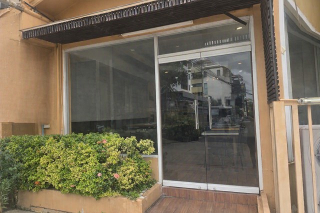 คาเฟ่ สำนักงาน หรือธุรกิจหน้าร้าน BTSเซนต์หลุยส์ 723ม. อัสสัมชัญประถม สาทร9-15 ABAC ยานนาวา นราธิวาส 2-10 ให้เช่าพื้นที่ร้านค้า และสำนักงาน15 ตร.ว.60 ตร.ม. 1นอน 1น้ำ เหมาะทำร้านอาหาร เดินทางสะดวก ใกล้เซนต์หลุยส์ 1.1 กม. สถานศึกษา โรงพยาบาล ศูนย์การค้าหลายแห่ง และแหล่งธุรกิจสำคัญย่านสาทร 24,998 บาท/เดือนBTS Saint Louis 723m. Assumption Primary School Sathorn 9-15 ABAC Yannawa Narathiwat 2-10. shop and office space for rent 15 sq.wa 60 sq.m. 1 bed 1 bath in the heart of Sathorn Suitable for restaurants cafes offices or ret
