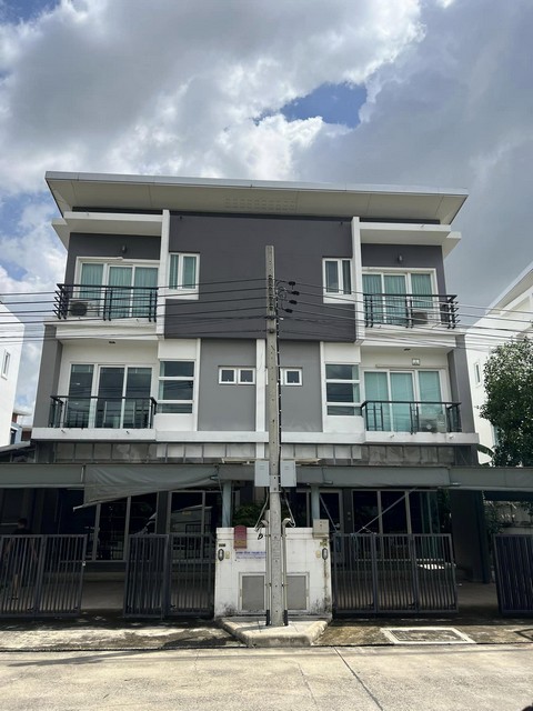 ให้เช่าโฮมออฟฟิศ 3 ชั้น 100 ตรว. 500 ตรม. หมู่บ้านชวนชื่นโมดัส วิภาวดี พร้อมโกดัง ติดริมถนนใหญ่วิภาวดี ใกล้สนามบินดอนเมือง*** ราคาเช่า 150,000 บาท/เดือน*** ราคาขาย 35 ล้านบาท ต่อรองได้ ติดต่อ::  ชยา โทร/ID Line:: 0942823961   Link Line:: https://line.me/ti/p/3xFA1An8Kcรหัส# T26-741โฮมออฟฟิตบ้านแฝด 3 ชั้น ทำเลทอง หมู่บ้านชวนชื่นโมดัส วิภาวดี อยู่ติดริมถนนใหญ่วิภาวดีขาเข้าฝั่งเดียวกับเจ้เล้ง ดอนเมือง• ขนาด 100 ตรว.• พื้นที่ใช�