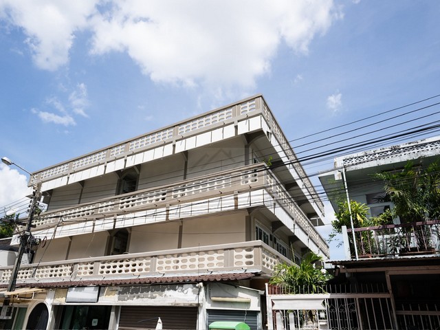 ให้เช่า Apartment 3 ชั้น 100 ตรว. 32 ห้อง ซอยแจ้งวัฒนะ 2 ทำเลทอง ติดรถไฟฟ้า ติดวงเวียนบางเขน ใกล้เซ็นทรัลรามอินทรา ** รีโนเวทใหม่ ให้เช่าทั้งตึก *** ราคาเช่า 250,000 บาท/เดือน (ต่อรองได้) ติดต่อ:: ชยา โทร/ID Line:: 0942823961   Link Line:: https://line.me/ti/p/3xFA1An8Kcรหัส# T26-162 Apartment 3 ชั้น แจ้งวัฒนะ 2 ทำเลทอง ติดรถไฟฟ้า ติดวงเวียนบางเขน ใกล้เซ็นทรัลรามอินทรา๐ รีโนเวทใหม่ ปล่อยเช่าทั้งตึก ๐ เนื้อที่ 100 ตรว๐ ชั้นที่ 1 เป็นที่พักแล�