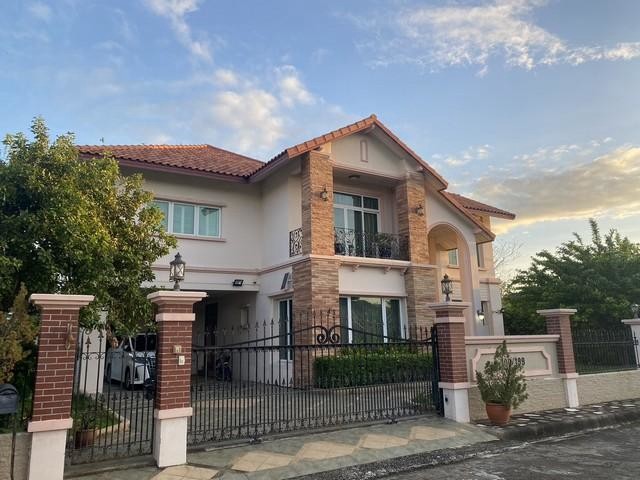 ขาย บ้านเดี่ยว พร้อมอยู่ ในหมู่บ้านภัสรี ใกล้สถานีรถไฟฟ้าหลักสองและห้างสรรพสินค้าเดอะมอลล์บางแค เพียง 8 นาที เป็นบ้านสร้างเองสไตล์สเปน วัสดุเกรดพรีเมี่ยม ขนาดที่ดิน 195 ตร.ว. พื้นที่ใช้สอยโดยประมาณ 600 ตร.ม. 4 ห้องนอน(ห้องน้ำในตัวทุกห้อง) 6 ห้องน้ำ ห้องทำงาน ครัวฝรั่ง ครัวไทย ห้องแม่บ้านจุดเด่น : บ้างหลังนี้เป็นบ้านสร้างเองโดยใช้วัสดุชั้นดี พื้นหินอ่อน และไม้เ