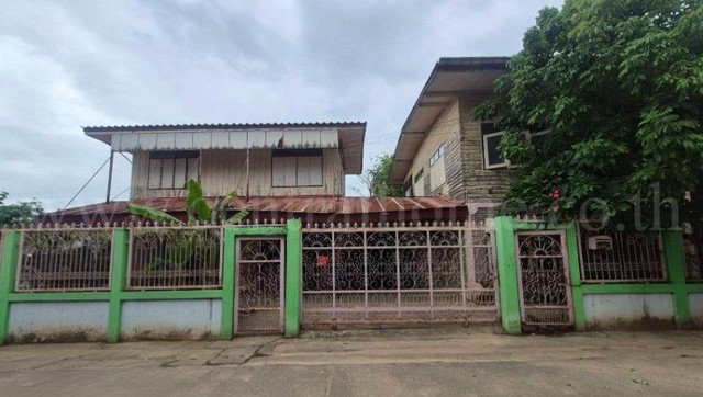 รหัสทรัพย์ : N1551บ้านเดี่ยว ชุมชนหนองแวงตราชู 4 ถนนมิตรภาพ ขอนแก่น&nbsp;ทำเลทอง ราคาถูกมากที่ตั้ง&nbsp;:&nbsp;ถนนมิตรภาพ ตำบลในเมือง อำเภอเมืองขอนแก่น จังหวัดขอนแก่น 40000รายละเอียดทรัพย์- บ้านเดี่ยว 2 ชั้น ขนาดพื้นที่ 86.3 ตารางวา พื้นที่ใช้สอย 232 ตร.ม.&nbsp; แยกเป็น 2 หลัง ดังนี้1. หลังใหญ่ ขนาดพื้นที่ใช้สอย 120 ตร.ม.- ด้านล่าง 1 ห้องนอน ด้านบน 4 ห้องนอน, 2 ห้องน้ำ, 1 ห้องครัว2. หลังเล็ก ขนาดพื้น�