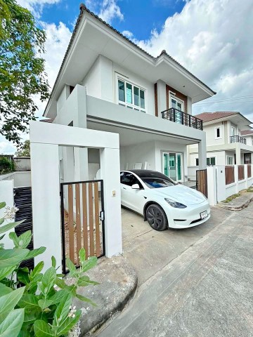กาญจนาภิเษก ลาดปลาดุก บ้านเดี่ยวรีโนเวทใหม่ 3 นอน 3 น้ำ ใกล้รร.เทพพิทักษ์ 1 กม.พื้นที่ใช้สอย 175 ตร.ม.ที่ดิน 50 ตร.ว. บ้าน 2 ชั้น ทำเลดี เดินทางสะดวก ใกล้ ตลาดศิริภัค 1.5 กม.แหล่งชุมชน รถไฟฟ้า ห้าง และโรงพยาบาลใกล้เซ็นทรัล เวสต์เกตและรถไฟฟ้าสายสีม่วง ค่าเช่า 19,999 บาท/เดือน Kanchanaphisek Ladpladuk newly renovated detached house with 3 bed and 3 bath. 175 sq.m. usable area on 50 sq.wa. of land. Convenient location near Theppitak School 1 km. and Siripak Market 1.5 km. Close to Central Westgate Purple Line BTS shopping malls and hospitals. 2-story house 
