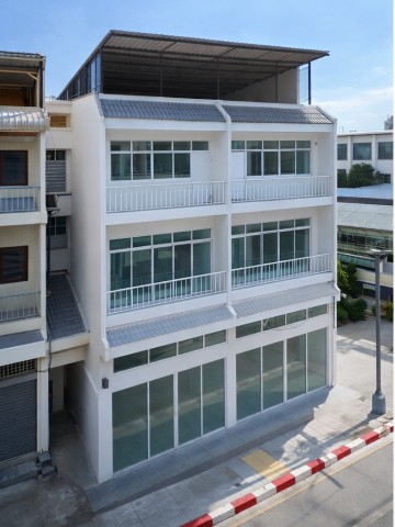 ใกล้ MRT ศรีอุดม 400 ม. clinics showrooms ตึกแถว 2 คูหา  ห้องหัวมุม ขนาด 56.5 ตร.ว. 900 ตร.ม.  ให้เช่า 44,999 บาท/เดือน  รพ.สินแพทย์ 100 ม. อาคารรีโนเวทใหม่ ทำเลติดถนนเฉลิมพระเกียรติ ร.9  เหมาะสำหรับสำนักงาน คลินิก โชว์รูม ร้านค้า หรือธุรกิจทุกประเภท ทำเลศักยภาพ ใกล้รถไฟฟ้า รร.นานาชาติ และศูนย์การค้าชั้นนำ 1 ห้องสำนักงาน 2 ห้องน้ำNear MRT SiUdom 400m. clinics showrooms  2 adjoining shophouses Rent 44,999 THB/month.  Corner unit on 56.5sq.wa.with 900 sq.m. usable area.  and Synphaet Hospital 100 m. Newly renovated on 