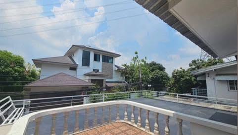 ให้เช่าบ้านเดี่ยว 2 ชั้น หมู่บ้านอยู่เจริญ 542 ประชาราษฎร์บำเพ็ญ 24 ใกล้ MRT ห้วยขวางราคาเช่า 45,000 บาท / เดือน ( สัญญาขั้นต่ำ 1 ปี ประกัน 2 เดือน ล่วงหน้า 1 เดือน )ที่ตั้ง ถนนประชาราษฎร์บำเพ็ญ ซอยประชาราษฎร์บำเพ็ญ 24 แขวงสามเสนนอก เขตห้วยขวาง กรุงเทพมหานคร 10310ติดต่อ : คุณภัสพงณ์ 0634098164Line : deedaa24https://www.facebook.com/profile.php?id=61581484955548เนื้อที่ 77.3 ตารางวา จำนวน 2 ชั้น 3 ห้องนอน 3 ห้องน้ำ จอดรถในบ้าน 4 - 6 คัน จอดห�