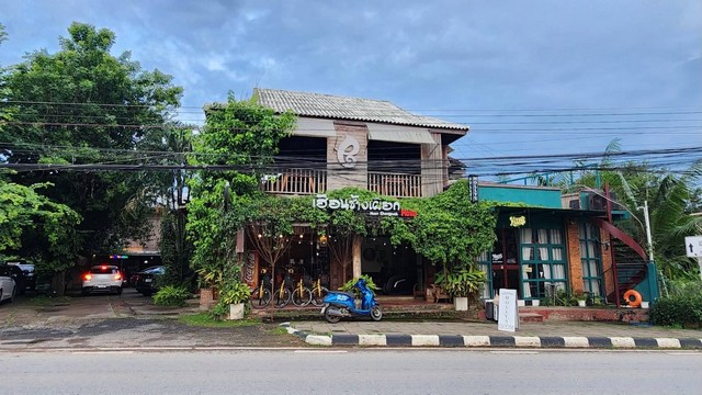 #ให้เช่ากิจการโรงแรมน่านเหมาะสำหรับผู้ที่ต้องการมาอยู่น่านและมีธุรกิจสามารถทำต่อได้เลย  ติดถนน ในเมือง ทำเลทอง ใกล้สนามบินน่าน เพียง 500ม. ห่างวัดภูมินทร์ ,ถนนคนเดิน 2.4กม.ใกล้แหล่งท่องเที่ยวในเมือง สามารถปั่นจักรยาน หรือขี่มอเตอรไซค์ได้เลย  ราคาเช่า 50,000/ เดือน ย่านนี้ได้ลูกค้า Walk in เต็มๆ   จำนวนห้องพัก 10 ห้องพัก 10 ห้องน้ำ Private Room   มีใบอนุญาตประกอบกิจการโรงแรมให้พ