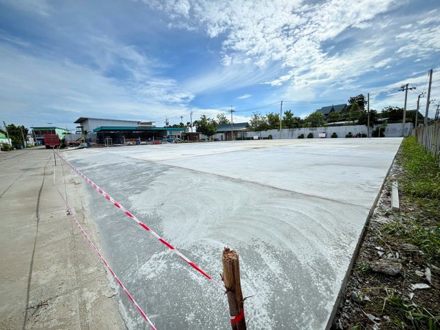 เทพื้นปูนแล้ว ให้เช่า 440ตร.ว สุขุมวิท-แพรกษา CJ More 400 ม.ที่ดินแปลงสวย 1ไร่ 40ตร.ว.  พื้นที่สีเหลือง รูปทรงคางหมู ใกล้ตลาดทรัพย์พัฒนา 1.7 กม.รพ. สถานศึกษา และหน่วยราชการ  ทำเลดี เหมาะทำร้านค้า คาเฟ่ ร้านอาหาร โกดัง ออฟฟิศ ที่จอดรถ หรือกิจการหลากหลายรูปแบบ เข้า-ออกได้หลายทาง 39,999 บาท/เดือน ดีพร้อม แพรกษาconcrete flooring for rent. 440sq.wa. Near Sapphatthana Market 1.7 km. Suitable for shops cafes restaurants warehouses offices parking lots and various businesses. Multiple access routes. Rent 39,999 T