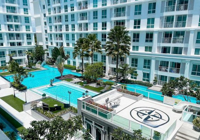 AOM 3110ขายด่วน คอนโดใกล้หาดจอมเทียน The Orient Resort & Spa วิวสระราคา: 2,165,000 บาทค่าธรรมเนียมการโอนกรรมสิทธิ์: ผู้ซื้อและผู้ขายออกคนละครึ่ง (50/50)ค่าจดจำนอง, ค่าธรรมเนียมธนาคาร และค่าส่วนกลาง: ผู้ซื้อเป็นผู้รับผิดชอบทั้งหมดรายละเอียดห้องพักทำเลที่ตั้ง: ต.หนองปรือ อ.บางละมุง จ.ชลบุรีอาคาร: C ชั้น 6 (ตำแหน่งห้องริมบันไดหนีไฟ)พื้นที่: 35.5 ตร.ม. (วิวสระว่ายน้ำ)กรรมสิทธิ์: ชื่อคนไทยรูปแบ�