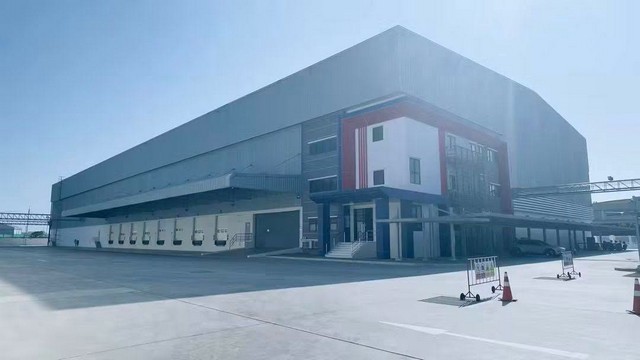 ให้เช่าคลังสินค้า 12,000 ตารางเมตร (แบ่งเช่าได้) บางปะกงกม.34 ฉะเชิงเทราเงื่อนไขการเช่า:ค่าเช่า 150 บาท/ตารางเมตร ประกัน 3 เดือน ล่วงหน้า 1 เดือน สัญญา 3 ปีรายละเอียดพื้นที่- คลังสินค้า: 12,000 ตร.ม.- โครงสร้าง: คลังสินค้าโครงสร้างเหล็กสมัยใหม่ ชั้นเดียว ความสูงสุทธิ 12 เมตร ใช้พื้นที่ได้เต็มรูปแบบ- พื้นแข็งแรง: รองรับน้ำหนักได้ 3.0 ตัน/ตร.ม. รองรับเครื่องจักรหนักและสินค้าขนาดให�