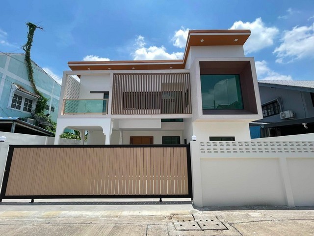 ขายบ้านเดี่ยว 2 ชั้น 59 ตรว. 5 ห้องนอน ลาดพร้าว 87 ย่านเลียบด่วน รีโนเวทพร้อมอยู่ ใกล้ CDC *** ราคาขาย 11.9 ล้านบาทติดต่อ:: ชยา โทร/ID Line:: 0942823961   Link Line:: https://line.me/ti/p/3xFA1An8Kcรหัส# T26-1218บ้านเดี่ยว 2 ชั้น หลังมุม ลาดพร้าว 87 ย่านเลียบด่วน รีโนเวทพร้อมอยู่ สไตล์ Minimal Luxury ใกล้ CDC ๐ เนื้อที่ 59 ตารางวา๐ พื้นที่ใช้สอย 250 ตร.ม. (ไม่รวมลานจอดและสวน) ๐ 5 ห้องนอน๐ 3 ห้องน้ำ๐ 3 ที่จอดรถ ๐ พื้นที่ใช้สอยขนาดใหญ่ รองรับทุกไลฟ