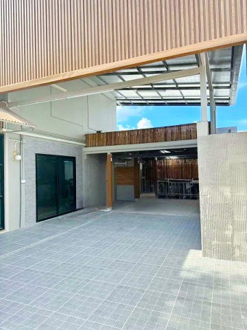 บ้านสไตล์ Modern ม.นักกีฬา ซ.42-52  ตลาดการเคหะกรุงเทพกรีฑา 1.2 กม.  Minimal Hybrid Living Space 3 นอน 2 น้ำ ใกล้พื้นที่ใช้สอย 180-200 ตร.ม. พร้อมพื้นที่ Live & Work เหมาะอยู่อาศัย ทำธุรกิจ Startup รร.สุเหร่าทับช้างคลองบน 300 ม.  หรือออฟฟิศขนาดเล็ก พร้อมเฟอร์ฯ และเครื่องใช้ไฟฟ้า ทำเลเดินทางสะดวก เชื่อมต่อกรุงเทพกรีฑา พระราม 9 ศรีนครินทร์ และรถไฟฟ้าได้ง่ายรวดเร็ว  ให้เช่า 24,998 บาท/เดือน Modern Minimal M. Nak Kila Soi 42-52, Bangkok Kreetha Housing Estate Mark