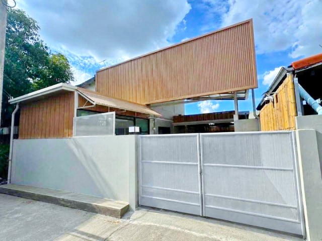 ม.นักกีฬา ซ.42-52  ตลาดการเคหะกรุงเทพกรีฑา 1.2 กม. บ้านสไตล์ Modern Minimal Hybrid Living Space 3 นอน 2 น้ำ ใกล้พื้นที่ใช้สอย 180-200 ตร.ม. พร้อมพื้นที่ Live & Work เหมาะอยู่อาศัย ทำธุรกิจ Startup รร.สุเหร่าทับช้างคลองบน 300 ม.  หรือออฟฟิศขนาดเล็ก พร้อมเฟอร์ฯ และเครื่องใช้ไฟฟ้า ทำเลเดินทางสะดวก เชื่อมต่อกรุงเทพกรีฑา พระราม 9 ศรีนครินทร์ และรถไฟฟ้าได้ง่ายรวดเร็ว  ให้เช่า 24,999 บาท/เดือน Bangkok Kreetha Rama9 Modern Minimal Hybrid Living Space house with 3 bed 