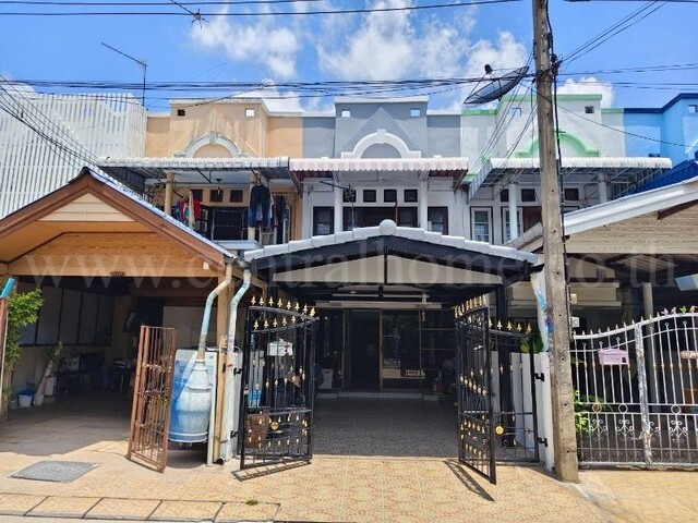 รหัสทรัพย์ : 7259-1ทาวน์เฮ้าส์ หมู่บ้าน สราสินีวิลล์ พหลโยธิน 62ที่ตั้ง : ถนนพหลโยธิน&nbsp; ซอยพหลโยธิน 62&nbsp; ตำบลคูคต&nbsp;อำเภอลำลูกกา&nbsp;&nbsp;จังหวัดปทุมธานี&nbsp;12150รายละเอียดทรัพย์&nbsp;- เนื้อที่ 20&nbsp;ตร.ว พื้นที่ใช้สอย 120&nbsp;ตร.ม- 3&nbsp;ห้องนอน 2&nbsp;ห้องน้ำ บ้านหันทิศเหนือ- 1 ห้องนั่งเล่น 1 ห้องครัว-&nbsp;พื้นบนปาร์เก้&nbsp;พื้นล่างกระเบื้อง- ต่อหลังคาสำหรับจอดรถ จอดรถ 1 คันสถานที่และทำเลใกล้เคียง- �