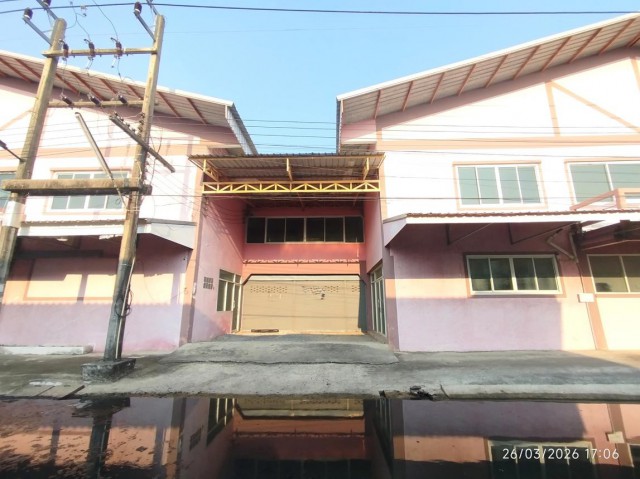 ขายโรงงาน ปทุมธานี ถนน ลำลูกกา ตำบล ลาดสวาย อำเภอ ลำลูกกา จังหวัด ปทุมธานี  ซอย ลำลูกกา 51 ถนน ลำลูกกา ตำบล ลาดสวาย อำเภอ ลำลูกกา จังหวัด ปทุมธานี  ราคาโปรโมชั่น 16,450,000 บาท    ลดจาก 20,750,000 บาท ราคาโปรโมชั่นตั้งแต่วันที่ 1 กรกฎาคม 2569 – 30 กันยายน 2569  รายละเอียดทรัพย์ -  เนื้อที่  1 ไร่ 20 ตารางวา   พื้นที่ใช้สอย 3,270 ตร.ม. -  8 ห้องน้ำ -  บ้านหันไปทางทิศตะวันตก  พิกัดทรัพย์ : https://maps.app.goo.gl/rtX8AMnb3GTVdJtd6  สถา�