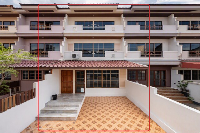 ลด 50% ทาวน์โฮม 3 ชั้น 5นอน 5น้ำ ใกล้ MR.DIY ราษฎร์พัฒนา ซอยมิสทีน และปั๊ม PT สะพานสูง 1 ที่ดิน 22 ตร.ว. พื้นที่ใช้สอย 250 ตร.ม. พร้อมแอร์ 3 เครื่อง เช่าเพียง 10,499 บาทต่อเดือน หรือขายเพียง 2.45 ล้านบาท  ทำเลรามคำแหง วงแหวน กรุงเทพกรีฑา 2 ร่มเกล้า50% discount. 3 Storeys Townhome with 5Beds 5Baths near MR.DIY RatPhatthana Soi MisTeen and PT SaphanSung1 22sq.wah 250sq.m. usable area, fully equipped with 3a/c For rent only 10,499 Baht per month or for sale only 2.45 million Baht, Prime location connecting Ramkhamhaeng, Wongwaen, Krungthep Kreetha 2 and Romklaoถนนราษฎร์พัฒนา แขวงราษฎร์พัฒ