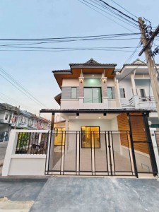 หมู่บ้านดิเอมเมอรัลด์พาร์ค 2 เป็นทาวน์เฮ้าส์ 2 ชั้น หลังมุม บนถนนเมน ที่มีพื้นที่สวนข้างบ้านสำหรับพักผ่อน ข้อมูลรายละเอียดบ้าน- ราคาขาย: 3,290,000 บาท (ฟรีค่าใช้จ่ายวันโอนกรรมสิทธิ์)- รูปแบบบ้าน: ทาวน์เฮ้าส์ 2 ชั้น หลังมุม ติดถนนเมน มีสวนข้างบ้านเพิ่มความเป็นส่วนตัว- เนื้อที่ดิน: 29.5 ตารางวา- พื้นที่ใช้สอย: 5 ห้องนอน / 2 ห้องน้ำ / 1 ห้องครัว- ที่จอดรถ: จอดรถได้ 3–4 คัน (ในบ้าน 1 �