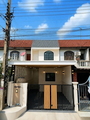 ขายทาวน์เฮาส์ 2ชั้น หมู่บ้านบัวทอง 2 พื้นที่ 20 ตรว. ติดสถานีรถไฟฟ้า-MRTสถานีคลองบางไผ่*** ราคาขาย 2,090,000 บาท****** สนใจติดต่อ คุณต่อ 089-175-6462 ***รายละเอียด (B1-0261)บ้านทาวน์เฮาส์ 2 ชั้น หมู่บ้านบัวทอง 2- พื้นที่ 20 ตรว. - 3 ห้องนอน   2 ห้องน้ำ   1  ห้องครัว- 1 ห้องโถงภายในบ้าน- 1 ที่จอดรถภายในบ้าน- หน้าบ้านหันทิศใต้**ของแถมฟรี-ปั๊มน้ำ + แท็งก์น้ำ-เตาแก๊ส + เครื่องดูดควัน-โซฟา + โต๊ะกลาง Index-โต๊ะวางทีวี Ind