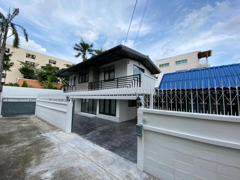 RHT2752ให้เช่าบ้านเดี่ยวหลังมุมเหมาะทำโฮมออฟฟิศ จดทะเบียนได้ย่านถนนสุทธิสาร รัชดาภิเษก, ถนนลาดพร้าว ซอย 48 ใกล้รถไฟฟ้า MRT สถานีสุทธิสาร, ใกล้ MRT สายสีเหลืองสถานีภาวนาเนื้อที่60 ตร.ว.พื้นที่ใช้สอย220 ตร.ม.ห้องนอน 4 ห้องน้ำ 2จอดรถได้ 7 คันในบ้านติดต่อAgent : คุณเจี๊ยบ 092-851-6969ID Line :keti2522** จดบริษัทได้ **ราคาเช่า  70,000/ด.  สัญญา 1-3 ปีซอย ลาดพร้าว 48 แขวงสามเสนนอก เขตห้วยขวาง กรุงเทพมหานคร 10310รายละ