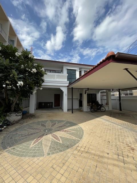 ให้เช่าบ้านเดี่ยว2ชั้นย่านราชวิถี ถนนพระรามที่5 ซอยราชวิถี 32 ใกล้ รพ.รามา , รร.จิตรลดา , แยกราชวิถี ( รีโนเวทใหม่ทั้งหลัง )ราคาเช่า 79,000 บาท / เดือน ( สัญญาขั้นต่ำ 1 ปี ประกัน 2 เดือน ล่วงหน้า 1 เดือน )ที่ตั้ง ถนนพระรามที่ 5 ซอยราชวิถี 32 ซอยสุจริต 2 แขวงสวนจิตรลดา เขตดุสิต กรุงเทพมหานคร 10300ติดต่อ : คุณภัสพงณ์ 0634098164Line : deedaa24https://www.facebook.com/profile.php?id=61581484955548ที่ดิน 100 ตารางวา พื้นที่ใช้สอยประมาณ 300 ตา�