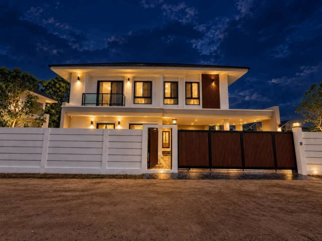 ให้เช่า 89,000 บาท/เดือน #บ้านแหวน #หางดง บ้านเดี่ยวหรู 2 ชั้น สไตล์ Modern Luxury #ใกล้กาดฝรั่ง พร้อมเฟอร์นิเจอร์ครบ เข้าอยู่ได้ทันที บ้านหลังใหญ่ ฟังก์ชันครบ ย่านยอดนิมยม #รับสัตว์เลี้ยงรายละเอียดบ้านเนื้อที่ 80 ตารางวาพื้นที่ใช้สอยประมาณ 240 ตารางเมตร4 ห้องนอน (มีห้องนอนชั้นล่าง 1 ห้อง เหมาะสำหรับผู้สูงอายุ)5 ห้องน้ำ (ห้องนอนทุกห้องมีห้องน้ำในตัว)ห้องนั่งเล่นเพดานสูง โปร�