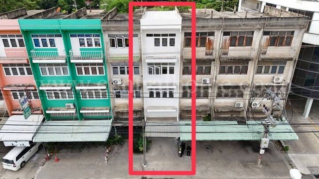 รหัสทรัพย์ 6915อาคารพาณิชย์&nbsp; 4 ชั้น ตกแต่งใหม่ ปากเกร็ด นนทบุรีที่ตั้ง :&nbsp; ถนนติวานนท์ - ปากเกร็ด&nbsp;ตำบลปากเกร็ด อำเภอปากเกร็ด จังหวัดนนทบุรี 11120รายละเอียดทรัพย์&nbsp;-&nbsp; อาคารพาณิชย์ 4&nbsp;ชั้น&nbsp;ขนาดที่ดิน 16 ตารางวา พื้นที่ใช้สอย 256 ตารางเมตร-&nbsp;2 ห้องนอน, 3 ห้องน้ำ, 2 ที่จอดรถ- ตกแต่งใหม่ทั้งหลัง- เหมาะลงทุน ค้าขาย ทำธุรกิจ หรือปล่อยเช่าทำเล และสถานที่ใกล้เคียง- รถไฟฟ้าสาย�