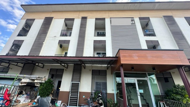 AOM 3119ขายหอพัก ทำเลดี ใจกลางเมืองอุดรธานี อาคารสูง 3 ชั้น เนื้อที่ 155.8 ตรว ซอยดอนอุดม ตำบลบ้านจั่น อำเภอเมืองอุดรธานี จังหวัดอุดรธานีขาย 20,000,000 บาท / ราคาคุยกันได้ผู้ซื้อสามารถดำเนินกิจการต่อได้ทันทีหอพักสูง 3 ชั้น บนเนื้อที่ 155.8 ตารางวาห้องเช่าทั้งหมด 15 ห้องห้องขนาด 26 ตารางเมตร 9 ห้อง (ค่าเช่า 4,000 บาท/เดือน)ห้องมุมขนาด 32 ตารางเมตร 6 ห้อง ( ค่าเช่า 4,500 บาท/เดือน)ทุกห้องมีเฟอร�