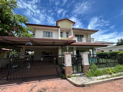 บ้านเดี่ยววิวหน้าบ้านสระว่ายน้ำ หมู่บ้านที่เน้นความปลอดภัย และความเป็นส่วนตัว ขายบ้านเดี่ยว 2 ชั้น ไอยราเบย์วิว เฟส 2 อ่างศิลา ชลบุรี ( Aiyara Bay View 2 Angsila Chonburi).TPI-3441.ที่ตั้ง: ตำบล อ่างศิลา อำเภอ เมืองชลบุรี ชลบุรี 20000https://maps.app.goo.gl/THNBUv4asbJKpsGv6?g_st=il.รายละเอียด✅ ขนาด 96.3 ตร.ว พื้นที่ใช้สอยกว่า 200 ตรม.✅ 4 ห้องนอน 3 ห้องน้ำ ✅ ห้องพักคนงาน 1 ห้องพร้อมห้องน้ำ ✅ เครื่องปรับอากาศ 4 เครื่อง✅ เฟอร์นิเจอร์บ