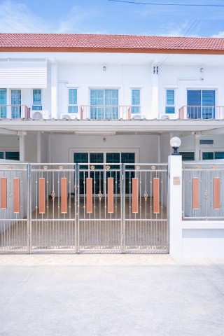 ใกล้โรงเรียนวชิรธรรมสาธิต 700 ม.3แอร์ วชิรธรรมสาธิต74-80  ทาวน์โฮม 2-3นอน 3น้ำ 19ตรว. 150ตรม MRTศรีนครินทร์ 38 และซีคอนสแควร์ ศรีนครินทร์ 2 ห้องนอนมีห้องน้ำในตัว จอดรถหน้าบ้านได้ 2 คัน 3A/C on Wachiratham74-80 2-3Bed 3Bath 19 sq.wa. 150sq.m. Townhome MRT Srinakarin 38 near Wachiratham Sathit Sch 700m. close to Yellow Line Srinakarin38 Seacon Square Srinagarindra 2parking ถนนสุขุมวิท 101/1 ซอยวชิรธรรมสาธิต74-80  แขวงบางจาก เขตพระโขนง กรุงเทพมหานคร 19ตรว. 150ตรม.  19 sq.wa. 150sq.m.ทาวน์โฮม 2 ชั้น ทำเลพักอาศัยเงียบสงบ ถ�