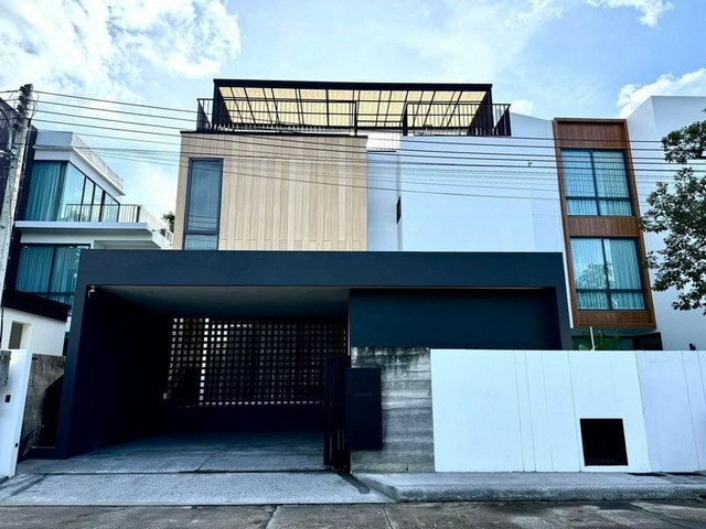 #โซนเจ็ดยอด ให้เช่า 120,000 บาท/เดือน ขาย 15.9 ล้าน Pool villa 3 ชั้น บ้านหลังใหญ่ ตกแต่งสุดหรู #เฟอร์นิเจอร์บิ้วอินครบเซ็ท #สไตล์โมเดิร์น #หิ้วกระเป๋าพร้อมเข้าอยู่ได้เลย #ซื้ออยู่เองหรือปล่อยเช่าก็ได้พื้นที่ใช้สอย 310 ตรม. ที่ดิน 54.5 ตารางวา3 ห้องนอน 4 ห้องน้ำห้องรับแขก2 ห้องเก็บของห้องครัวดาดฟ้าสระว่ายน้ำ ขนาด 3.5 x 5.5 เมตร2 ที่จอดรถราคา 15,900,000 บาทค่าเช่า 120,000 บาท/เดือนเงื่อนไขการเช่าช�