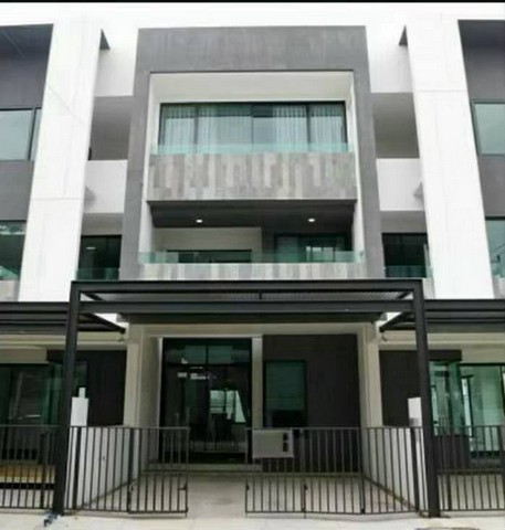 ให้เช่า 26,000 บาท/เดือน #MaladaMaz #โซนหางดง ทาวน์โฮม 3 ชั้นเล่นระดับ สไตล์ Modern Loft #เฟอร์นิเจอร์ครบ พร้อมเข้าอยู่ ให้ความรู้สึกโปร่ง โล่ง และหรูหรา #ติดถนน เดินทางสะดวกรายละเอียดทรัพย์ที่ดิน 23.4 ตารางวาพื้นที่ใช้สอย 187 ตารางเมตร2 ห้องนอน4 ห้องน้ำ1 ห้องอเนกประสงค์ สามารถปรับเป็นห้องทำงานได้ห้องนอนใหญ่พร้อม อ่างอาบน้ำแบบ Window Showโถงกลางบ้านสูงถึง 5.8 เมตรครัวบิวท์อิน + ครัวนอกเตา�