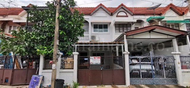 รหัสทรัพย์ : N1495ทาวน์เฮ้าส์ หมู่บ้านบุญอนันต์ สรงประภา 9 - ดอนเมือง รีโนเวทใหม่ พร้อมอยู่ที่ตั้ง :&nbsp;หมู่บ้านบุญอนันต์ ซอยสรงประภา 9 ถนนสรงประภา แขวงดอนเมือง เขตดอนเมือง กรุงเทพรายละเอียดทรัพย์- ทาวน์เฮ้าส์ 2 ชั้น พื้นที่ 16.9 ตร.ว. พื้นที่ใช้สอย 100 ตร.ม.- 2 ห้องนอน, 2 ห้องน้ำ, 1 ห้องครัว, 1 ที่จอดรถ- ชั้น 1 และชั้น 2 พื้นกระเบื้อง- ทำพื้นใหม่ ทำสีใหม่ มีเครื่องปรับอากาศ 1 เครื่อง- �