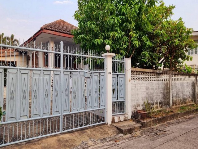 ขายบ้านเดี่ยวชั้นเดียว 74 ตรว. วิภาวดี 42 (งามวงศ์วาน 54) ตรงข้ามวัดเสมียนนารี ปากซอยมีสถานีรถไฟฟ้า ใกล้ ม.เกษตร *** ราคาขาย 8.2 ล้านบาท  (ค่าโอน50/50)ติดต่อ::  ชยา  โทร/ID Line:: 0942823961   Link Line:: https://line.me/ti/p/3xFA1An8Kcรหัส # TU185บ้านเดี่ยวชั้นเดียว วิภาวดี 42 ซอยท่านผู้หญิงพหลฯ ตรงข้ามวัดเสมียนนารี  o เนื้อที่ 74 ตารางวา o 2 ห้องนอน  o 1 ห้องน้ำ o 1 ห้องครัวo ที่จอดรถ 2 คัน o ตรงข้ามวัดเสมียนนารี  ปากซอยมีสถานีรถไฟฟ้า