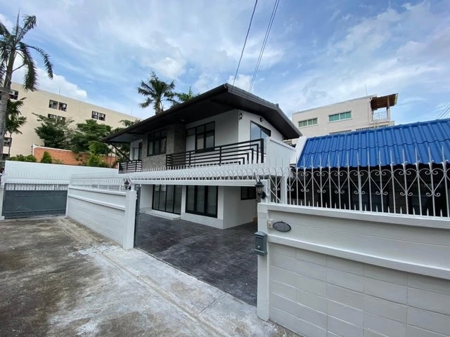 ให้เช่าบ้านเดี่ยว 2 ชั้นหลังมุม 60 ตรว. 220 ตรม. 4 ห้องนอน ย่านสุทธิสาร ลาดพร้าว 48 ใกล้ MRT สุทธิสาร*** ราคาเช่า 70,000 บาท / เดือนติดต่อ::  ชยา  โทร/ID Line:: 0942823961   Link Line:: https://line.me/ti/p/3xFA1An8Kcรหัส# KO1115 บ้านเดี่ยว 2 ชั้น หลังมุม ย่านสุทธิสาร ลาดพร้าว 48 ใกล้ MRT สุทธิสารo เนื้อที่ 60 ตารางวา o พื้นที่ใช้สอย 220 ตารางเมตร o 4 ห้องนอน (ชั้นบน 3 ห้อง, ชั้นล่าง 1 ห้อง) o 2 ห้องน้ำ o ห้องครัวใหญ่สวย o พร้อมแอร์ 4 เครื่อง และเครื่อ�