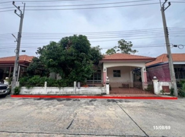 ขายบ้านเดี่ยวปทุมธานี โครงการ บ้านฐานมั่นคง โครงการ 10 เอราวัณ 8     ซอย ภายในโครงการ ถนน เอราวัณ 1 ตำบล คลองสอง อำเภอ คลองหลวง จังหวัด ปทุมธานี  ราคา  3,100,000    บาท  ( ราคาต่อรองได้ )  รายละเอียดทรัพย์ -  เนื้อที่ 60.30 ตร.ว.  พื้นที่ใช้สอย 128.60 ตร.ม. -  3 ห้องนอน 2 ห้องน้ำ  -  1 ที่จอดรถ   -  บ้านหันไปทางทิศ ใต้    พิกัดทรัพย์ :  https://maps.app.goo.gl/qqYM3sbsAMGagHAt8  สถานที่ใกล้เคียง   - ตลาดไท - มหาวิทยาลัยธรรมศาสตร์ ศูนย�