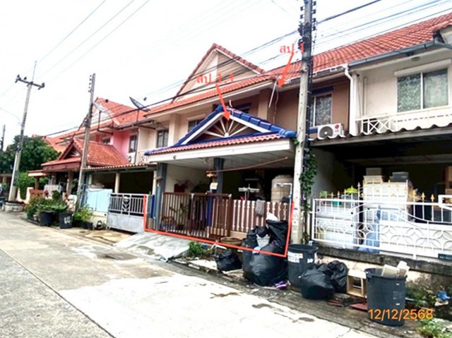 ขายทาวน์เฮ้าส์ปทุมธานี โครงการ บ้านพฤกษาดี     ซอย ภายในโครงการ ซอย 6/2 ถนน เลียบคลองสาม ตำบล คลองสาม อำเภอ คลองหลวง จังหวัด ปทุมธานี  ราคา  1,500,000  บาท  ( ราคาต่อรองได้ )  รายละเอียดทรัพย์ -  เนื้อที่ 18.00 ตร.ว.   พื้นที่ใช้สอย 117.00 ตร.ม. -  3 ห้องนอน 2 ห้องน้ำ  -  1 ที่จอดรถ  -  บ้านหันไปทางทิศ เหนือ  พิกัดทรัพย์ :  https://maps.app.goo.gl/WjCFrJokJb9VkEEM9   สถานที่ใกล้เคียง   - บิ๊กซี รังสิต คลอง 3 - ตลาดไทยสมบูรณ์ รังสิต-ค�