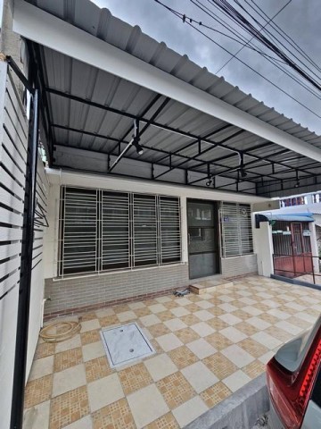 ให้เช่าทาวน์เฮาส์ 2 ชั้น Renovated ใหม่ 200 ตรม. ซอยพหลโยธิน 69-1 ใกล้ BTS สายหยุด เพียง 150 เมตรติดต่อ:: ชยา โทร/ID Line:: 0942823961Link Line:: https://line.me/ti/p/3xFA1An8Kcรหัส# T26-1220ทาวน์เฮาส์ พหลโยธิน 69-1 Renovated ใหม่ สไตล์ Modern Industrial Contemporary ใกล้ BTS สายหยุด เพียง 150 เมตร๐ พื้นที่ “ทำธุรกิจ + พักอาศัย” รวมไว้ในหลังเดียว๐ พื้นที่ใช้สอยรวมกว่า 200 ตร.ม. พร้อมเข้าอยู่ได้ทันที๐ ชั้น 1 พื้นที่ Commercial (ประมาณ 100 ตร.ม.) เหมาะมากสำหรับทำธุรกิจและ Lifestyle Spa