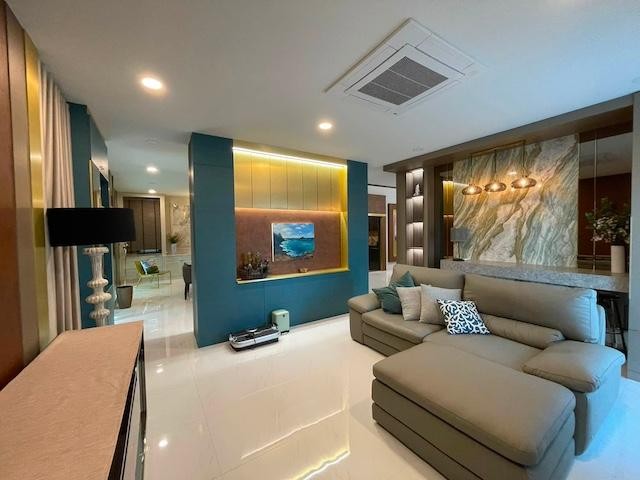 ขายและเช่าบ้านเดี่ยวหรู The City Bangna ติด Mega Bangna บ้านใหญ่ Fully Furnished พร้อมเข้าอยู่ติดต่อ Agent คุณบัว BuaTel: 093-646-4597LINE ID: Bua093ขาย 27.9 ล้านบาทค่าโอนคนละครึ่งเช่า 190,000 บาทต่อเดือนบ้านเดี่ยวหรูทำเลบางนา โครงการ The City Bangna ใกล้ Mega Bangna เหมาะสำหรับครอบครัวที่ต้องการบ้านขนาดใหญ่ พร้อมเฟอร์นิเจอร์ครบ พร้อมเข้าอยู่ และเดินทางสะดวกเชื่อมต่อบางนา สุวรรณภูมิ และถนนสายหลักรายละเอียดบ้านที่ดิน 95 ตารางวา