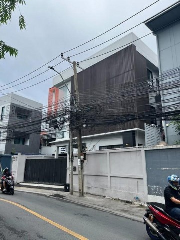 ให้เช่าด่วน บ้านเดี่ยว ซอย 20 มิถุนา ถนนสุทธิสารวินิจฉัย ห้วยขวาง เดินทางสะดวก เหมาะทำธุรกิจรหัสP725ติดต่อ คุณช่อผกา โทร 0616198565 LINE 0616198565สำรอง LINE 0812523279 ส่งลิ้งก์ไว้ได้เลย- ให้เช่าบ้านเดี่ยว 3 ชั้น ซอย 20 มิถุนา ถนนสุทธิสารวินิจฉัย เขตห้วยขวาง- เฟอร์นิเจอร์ทั้งหลัง- พื้นที่ดิน 100 ตารางวา- พื้นที่ใช้สอย 360 ตารางเมตร- เพดานสูง 2.70 เมตร- มีแอร์ 6 เครื่อง- 5 ห้องน้ำ- แอร์ 6 ตัว ,เครื่องทำน้
