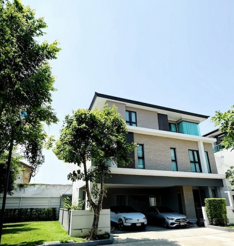 BH4291 ให้เช่า-ขายบ้านเดี่ยว 3 ชั้น The City Ekkamai Ladprao บ้านหลังมุม 3 ชั้น ติดต่อ Agent คุณบัว BuaTel 093 646 4597LINE ID Bua093ราคาเช่า 100,000 บาทต่อเดือนราคาขาย 28,500,000 บาทบ้านเดี่ยว 3 ชั้นในโครงการ The City Ekkamai Ladprao ทำเลพลับพลา วังทองหลาง บ้านตำแหน่งหลังมุมและอยู่ท้ายโครงการ ให้ความเป็นส่วนตัว เหมาะสำหรับครอบครัวที่ต้องการบ้านพื้นที่ใหญ่ในโซนเอกมัย ลาดพร้าว และเลียบด่วนโครงการ The City Ekkamai Ladprao เป็นโครงการบ้านเดี�