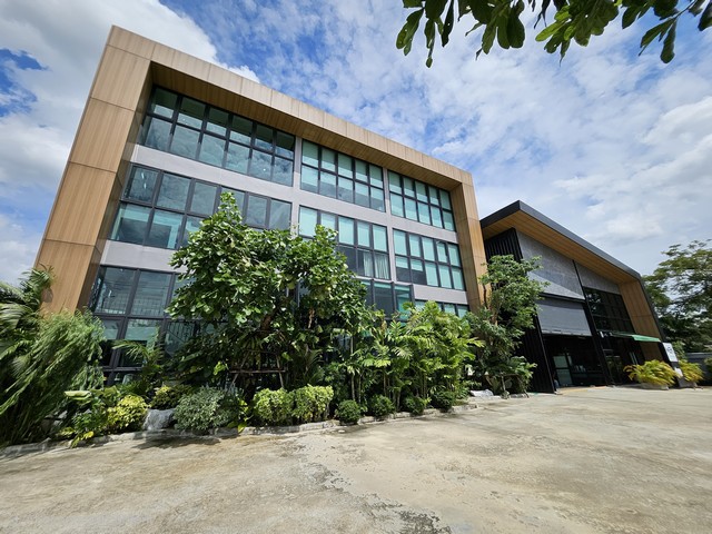 ขาย อาคารสำนักงาน ลำลูกกา คลอง 5 ขนาด 1 ไร่ 1 งาน อาคาร 1,000 ตร.ม. พร้อมโกดัง 300 ตร.ม. ติดถนนเลียบคลอง 5 ฝั่งตะวันตก พร้อมที่จอดรถกว่า 20 คัน 58,000,000 บาทอาคารสำนักงานพร้อมโกดังและอุปกรณ์สำนักงาน เหมาะสำหรับใช้เป็นสำนักงานหรือประกอบธุรกิจ ทำเลติดถนนเลียบคลอง 5 ฝั่งตะวันตก เดินทางสะดวก มีพื้นที่จอดรถมากกว่า 20 คัน พร้อมห้องน้ำแยกชายหญิง รองรับการใช้งานของพนักงานและลูกค้า
