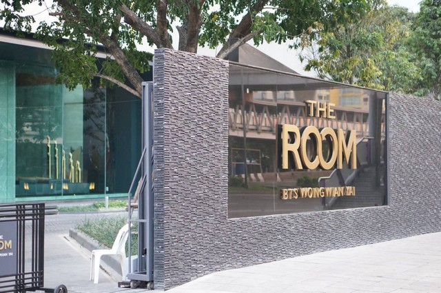 ให้เช่า The Room BTS Wongwianyai ห้องใหญ่ 89 ตร.ม. ติด BTS วงเวียนใหญ่คอนโดทำเลศักยภาพ เดินทางสะดวกสุด ๆ ติดรถไฟฟ้า BTS สถานีวงเวียนใหญ่ เพียงประมาณ 150 เมตรจุดเด่นพิเศษ มีทางขึ้น-ลงรถไฟฟ้าอยู่หน้าโครงการ ติดกับประตูทางเข้า-ออกโครงการ เดินทางเข้าเมืองสะดวกมากรายละเอียดห้อง :• ขนาด 89 ตารางเมตร• ชั้น 9• 2 ห้องนอน• 2 ห้องน้ำ• 1 ห้องครัวครัวพร้อมเครื่องใช้ไฟฟ้า :✓ เตาไฟฟ้า✓ เตาอบไฟฟ้า✓ ไ�