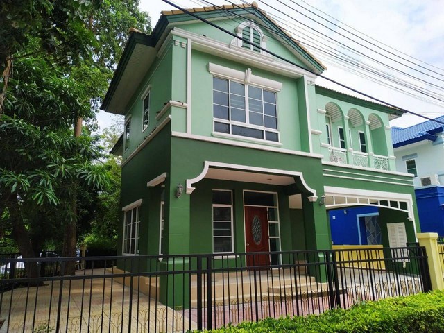 ให้เช่า บ้านเดี่ยวหลังมุม ตกแต่งใหม่ทั้งหลัง ทำเลพุทธมณฑลสาย4บ้านสวย พร้อมอยู่ บรรยากาศดี พื้นที่กว้างขวาง เหมาะสำหรับครอบครัว**เจ้าของปล่อยเช่าเอง** พร้อมเข้าอยู่ 22 กันยายน 2569 รายละเอียดทรัพย์ :* บ้านเดี่ยว 2 ชั้น* เนื้อที่ **65 ตารางวา*** **บ้านหลังมุม** มีความเป็นส่วนตัว* 4 ห้องนอน* 3 ห้องน้ำ* ตกแต่งและปรับปรุงใหม่ทั้งหลัง* มีสวนภายในบ้าน* ที่จอดรถ 2 คัน**อนุญาตให้เลี้�