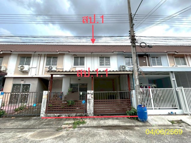 ขายทาวน์เฮ้าส์ปทุมธานี โครงการ บ้านพฤกษา 64/1     ซอย ภายในโครงการ ถนน เลียบคลองสาม ตำบล คลองสาม อำเภอ คลองหลวง จังหวัด ปทุมธานี  ราคา  1,600,000  บาท  ( ราคาต่อรองได้ )  รายละเอียดทรัพย์ -  เนื้อที่ 18.10 ตร.ว.   พื้นที่ใช้สอย 111.15 ตร.ม. -  3 ห้องนอน 2 ห้องน้ำ  -  1 ที่จอดรถ  -  บ้านหันไปทางทิศ เหนือ  พิกัดทรัพย์ :  https://maps.app.goo.gl/6BzngAdTZoHzJTNN7  สถานที่ใกล้เคียง   - บิ๊กซี รังสิต คลอง 3 - ตลาดไทยสมบูรณ์ รังสิต-คลองสา�