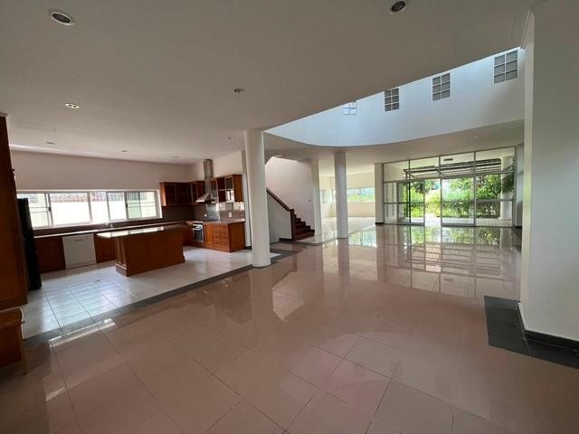 ให้เช่าบ้านเดี่ยว 2 ชั้น 120 ตรว. 4 ห้องนอน หมู่บ้านปัญญา พัฒนาการ30 (อ่อนนุช 17) เข้าออกสุขุมวิท หรือ พัฒนาการสะดวกติดต่อ:: ชยา โทร/ID Line:: 0942823961Link Line:: https://line.me/ti/p/3xFA1An8Kcรหัส# T26-1252บ้านเดี่ยว 2 ชั้น หมู่บ้านปัญญา พัฒนาการ 30 (อ่อนนุช 17)๐ ขนาด 120 ตรว.๐ พื้นที่ใช้สอยประมาณ 400 ตรม.๐ 4 ห้องนอน๐ 4 ห้องน้ำ๐ ห้องแม่บ้าน๐ จอดรถได้ 2 คัน๐ บ้านเปล่า ไม่มีเฟอร์นิเจอร์๐ บ้านพื้นที่กว้าง เหมาะสำหรับครอบครัว๐ �