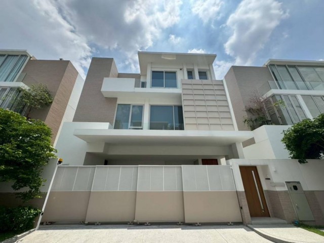 ขายบ้านเดี่ยว 3 ชั้น  Noble Terra พระราม9-เอกมัย เลียบด่วน-เอกมัยรามอินทรา บ้านสร้างใหม่ พร้อมลิฟท์ ตกแต่งพร้อมอยู่ ใกล้โรงเรียนนานาชาติ ใกล้โกลเด้นท์เพลส ศูนย์แพทย์พัฒนาติดต่อ : ญาณิดา (ตุ้ม) 089-9918326 Line : 0899918326เนื้อที่ 50 ตารางวา พื้นที่ใช้สอย 382 ตารางเมตร4 ห้องนอน 5ห้องน้ำ 1 ห้องแม่บ้าน ที่จอดรถ 3 คัน ตกแต่งพร้อมอยู่โครงการตั้งอยู่ใจกลางเมือง ห่างจากถนนเลียบด่วนฯ เพียง 100 เมตร �