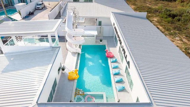 TEL : 092-288 9359 คุณดนิตาLine : https://line.me/ti/p/yxo92dHWP1Beatrice pool villa (เบียทิสพูลวิลล่า)ราคาขาย 10.5 ล้านบาท ค่าใช้จ่าย 50/50รายละเอียด : ขนาด 120 ตรว. 6 ห้องนอน 7ห้องน้ำห้อง 1 มีเตียง 6 ฟุตห้อง 2 มีเตียง 5ฟุต และ 5 ฟุตห้อง 3 มีเตียง 5 ฟุต และ 5 ฟุต ห้อง 4 มีเตียง 5 ฟุต และ 5 ฟุตห้อง 5 มีเตียง 5 ฟุต และ 5 ฟุตห้อง 6 มีเตียง 5 ฟุต และ 5 ฟุต ห้องน้ำในตัวทุกห้องที่นอนหนา 14 นิ้วเกรดโรงแรมรายละเอียดบ้านพักและสิ่งอำนวยความสะดวก- สระว
