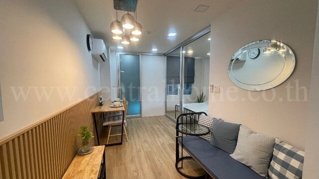 รหัสทรัพย์ : N1504คอนโดเดอะคัลเลอร์รี่ วิวิด ห้วยขวาง ทำเลสะดวกใกล้ MRT 300 เมตร เฟอร์ครบพร้อมอยู่ที่ตั้ง&nbsp;: ถนนห้วยขวาง แขวงห้วยขวาง เขตห้วยขวาง กรุงเทพฯ 10310รายละเอียดทรัพย์- คอนโด 8 ชั้น ห้องอยู่ชั้นที่ 5 พื้นที่ขนาด 33.40 ตารางเมตร- 1 ห้องนอน, 1 ห้องน้ำ, 1ห้องอาบน้ำ, 1ห้องนั่งเล่น, 1 ห้องครัวพร้อมเคาน์เตอร์- เครื่องใช้ไฟฟ้า, เครื่องปรับอากาศ 1 เครื่อง- พร้อมเฟอร์นิเจอร์สิ่งอำ�