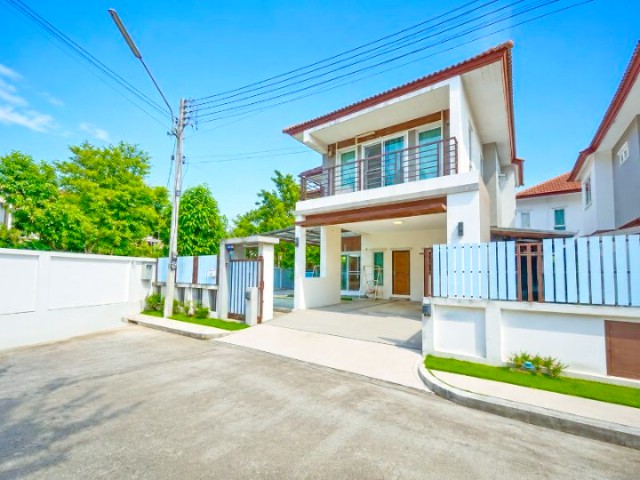 บ้านแหวน-หางดง บ้านเดี่ยวหรูให้เช่า 4 นอน 3 น้ำ จัดเต็มเฟอร์ฯเครื่องใช้ไฟฟ้า ใกล้รร.นานาชาติเอสบีเอส เชียงใหม่ 700 ม.วัดช่างคำ ตกแต่งครบ เนื้อที่ 70 ตร.ว.280 ตร.ม.ทำเลดีใกล้กาดฝรั่ง หางดง  1.2 กม.ศูนย์ราชการ สถานศึกษา รพ. แหล่งช้อปปิ้ง และสิ่งอำนวยความสะดวกครบครัน 24,999 บาท/เดือนLuxury detached house for rent in Ban Waen Hang Dong featuring 4 bed 3 bath and 70 sq. wah of land with 280 sq. m. usable area. Fully furnished with complete appliances. Located 700 m. from SBS International School Chiang Mai and 1.2 km. from Kad Farang Hang Dong. 