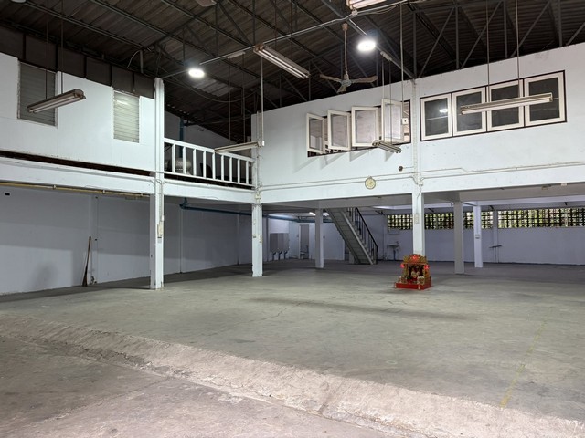 ให้เช่าโกดัง คลังสินค้า 120 ตรว. 580 ตรม. มีชั้นลอย ซอยวิภาวดีรังสิต 6 ใกล้ทางด่วนดินแดง และทางขึ้นโทลล์เวย์ เหมาะทำโกดัง คลังสินค้า อู่รถยนต์*** ราคาเช่า 80,000 บาท/เดือน ติดต่อ:: ชยา โทร/ID Line:: 0942823961   Link Line:: https://line.me/ti/p/3xFA1An8Kcรหัส# T26-1274 โกดัง คลังสินค้า ซอยวิภาวดีรังสิต 6 ใกล้ทางด่วนดินแดง เหมาะทำโกดัง คลังสินค้า อู่รถยนต์o ขนาดพื้นที่ 120 ตารางวา o พื้นที่ใช้สอยทั้งหมด 580 ตรม. มีชั้นลอยo พื้น