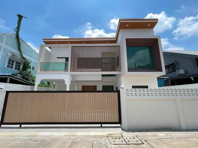 ขายบ้านเดี่ยว 2 ชั้น 59 ตรว. 5 ห้องนอน ลาดพร้าว 87 ย่านเลียบด่วน รีโนเวทพร้อมอยู่ ใกล้ CDCติดต่อ:: ชยา โทร/ID Line:: 0942823961Link Line:: https://line.me/ti/p/3xFA1An8Kcรหัส# T26-1218บ้านเดี่ยว 2 ชั้น หลังมุม ลาดพร้าว 87 ย่านเลียบด่วน รีโนเวทพร้อมอยู่ สไตล์ Minimal Luxury ใกล้ CDC๐ เนื้อที่ 59 ตารางวา๐ พื้นที่ใช้สอย 250 ตร.ม. (ไม่รวมลานจอดและสวน)๐ 5 ห้องนอน๐ 3 ห้องน้ำ๐ 3 ที่จอดรถ๐ พื้นที่ใช้สอยขนาดใหญ่ รองรับทุกไลฟ์สไตล์๐ ทำเลศักยภาพ ใ
